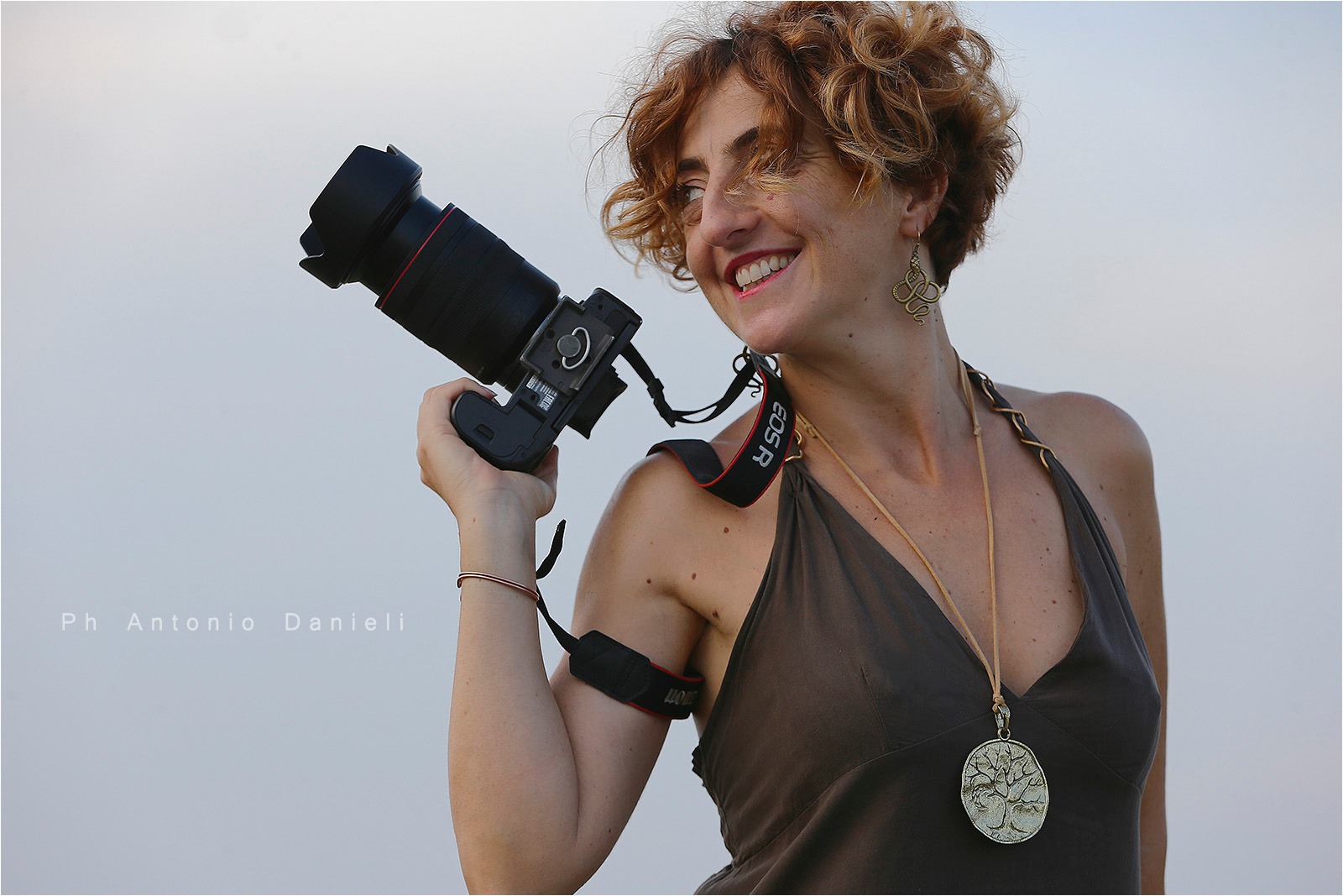 Ester Stella Carbonetti, fotografa alchemica che aiuta le donne a rinascere