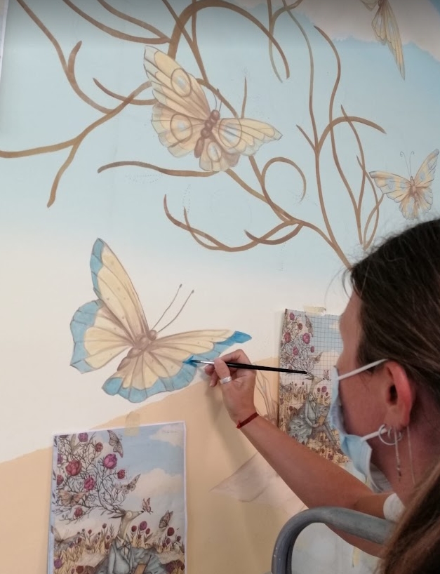 dipingere farfalle sul muro
