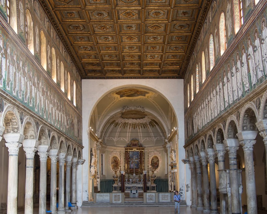 Interno della Basilica di Sant'Apollinare nuovo a Ravenna