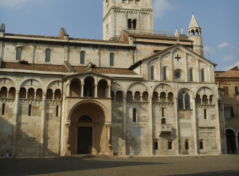 La Porta Regia sul fianco destro e la Ghirlandina fianco Duomo di Modena