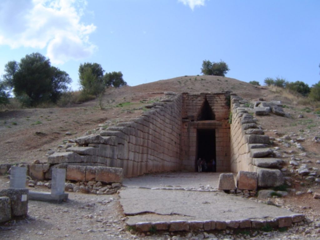 L'ingresso della tomba a tholos Tesoro di Atreo