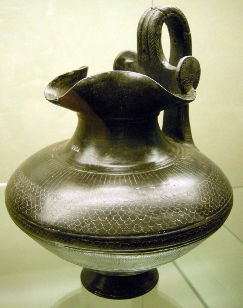 Oinochoe in bucchero, Etruria meridionale, fine VII inizio VI secolo sec. a.C. Museo archeologico di Firenze.