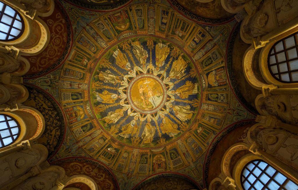 Soffitto del Battistero Neoniano a Ravenna con gli apostoli